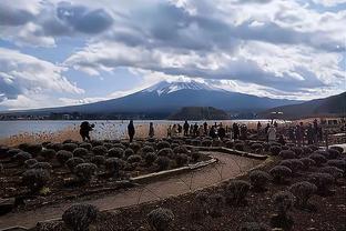 阮光海在替补席抱头哭泣+怒砸水瓶，越南遭印尼三杀跌入谷底！